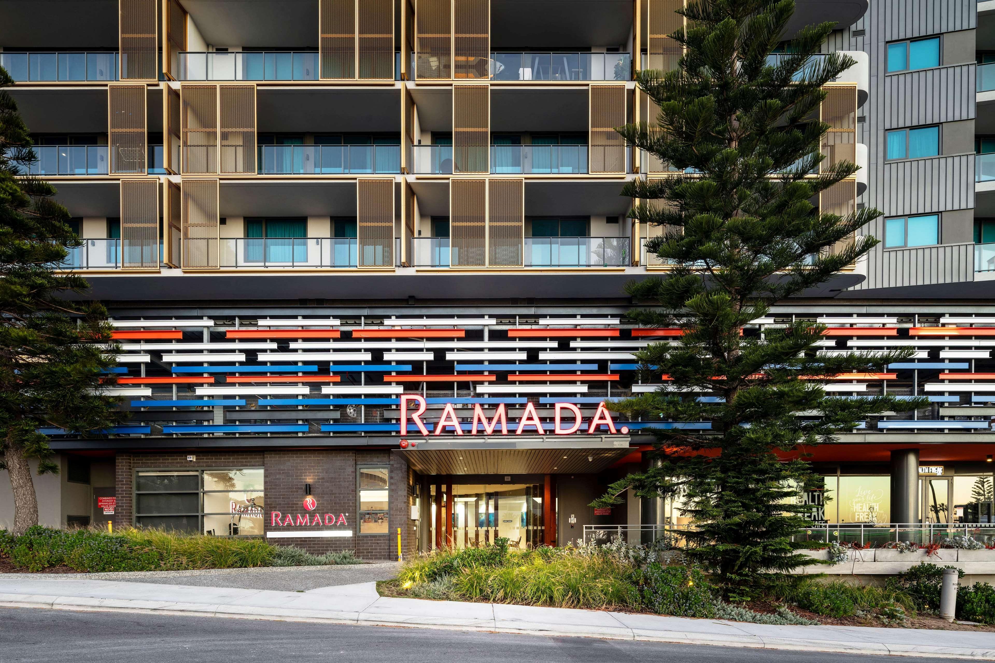 Ramada By Wyndham Vetroblu Scarborough Beach Перт Экстерьер фото